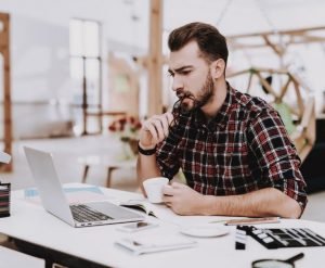 a content writer is making changes to provide seo-friendly content